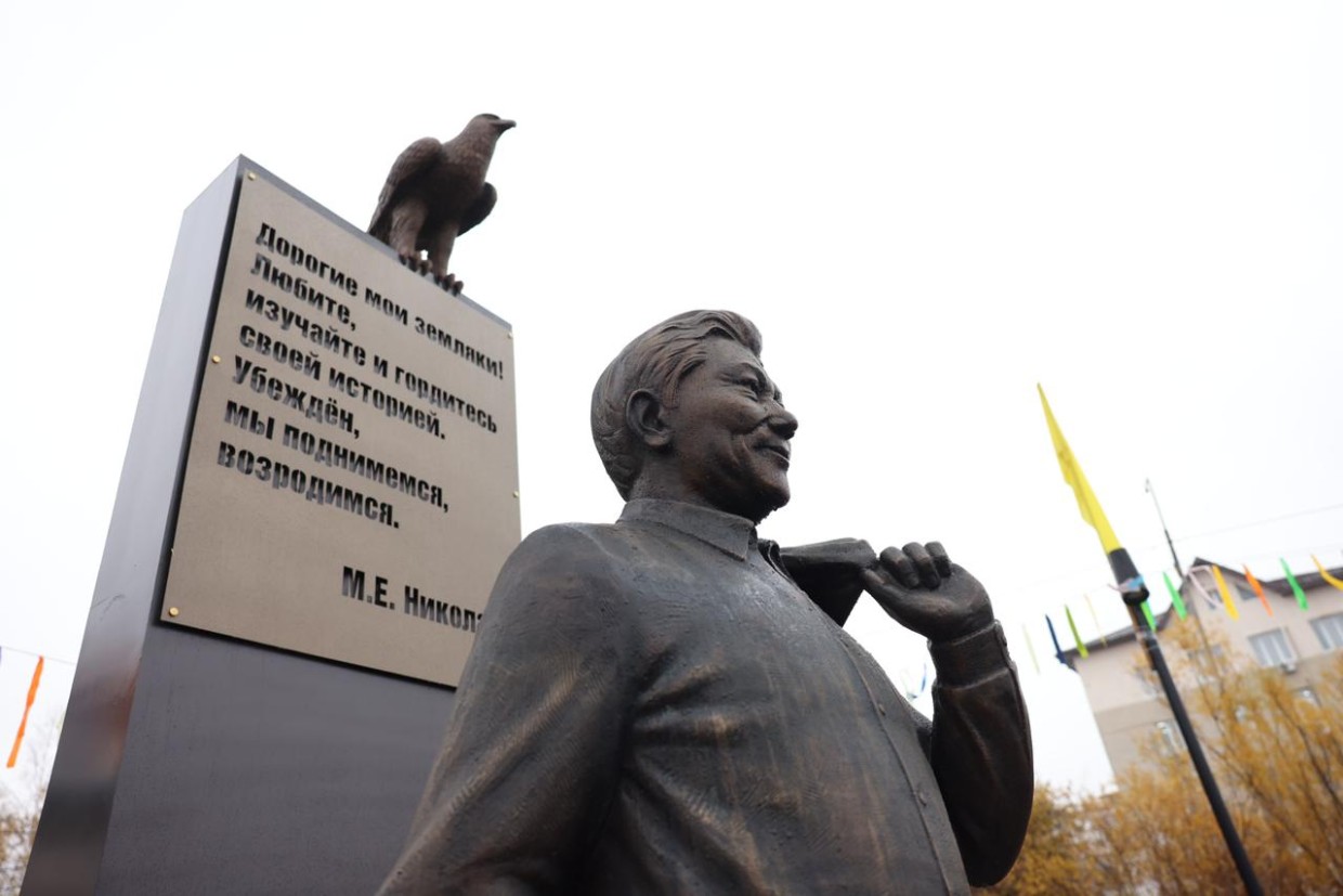 В Якутии открыли памятник первому президенту Николаеву. Авторы скульптуры — братья Огонеровы