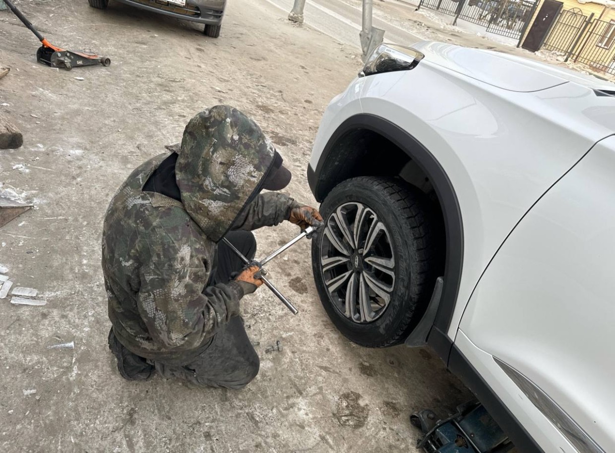 Надо «переобуть» автомобиль к зиме. Сейчас самое время? А может, подождать снега? Отвечают специалисты шиномонтажа