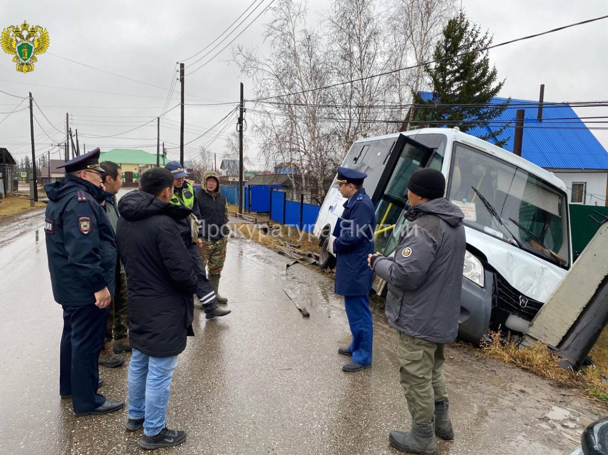 В Нюрбинском районе в ДТП с автобусом пострадали два человека. По неизвестной причине водитель съехал в кювет на скорости 20 км/ч