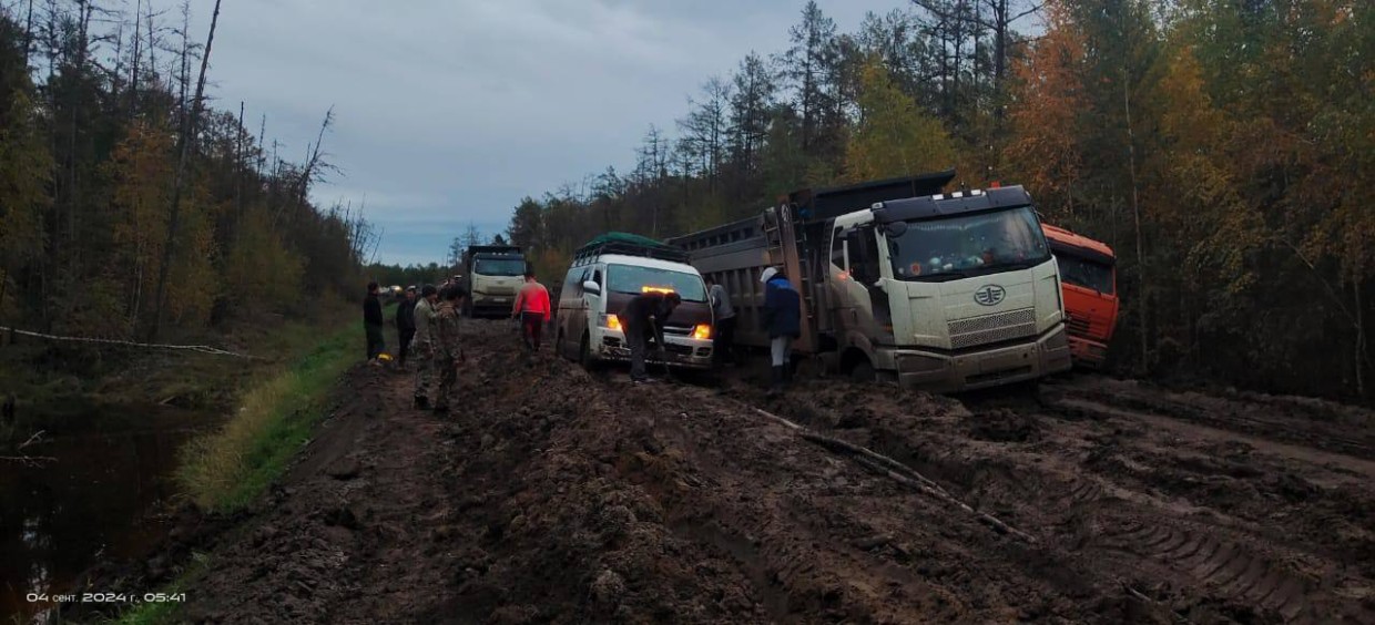 Автодорога «Колыма» в заречных улусах Якутии утонула в грязи. Дорожники заявили, что во всем виноваты большегрузы — они разрушают земляное полотно