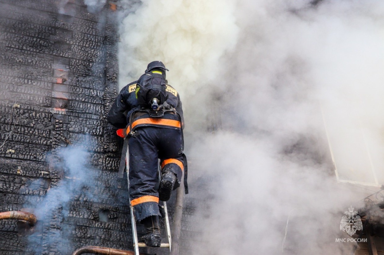 В Якутске при пожаре в жилом доме пострадал мужчина. По дороге в больницу он скончался