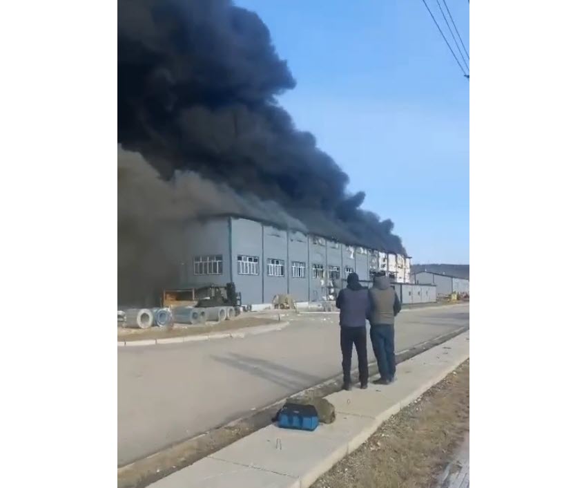 В Якутске горит цех в селе Капитоновка, принадлежащий резиденту ТОР "Кангалассы"