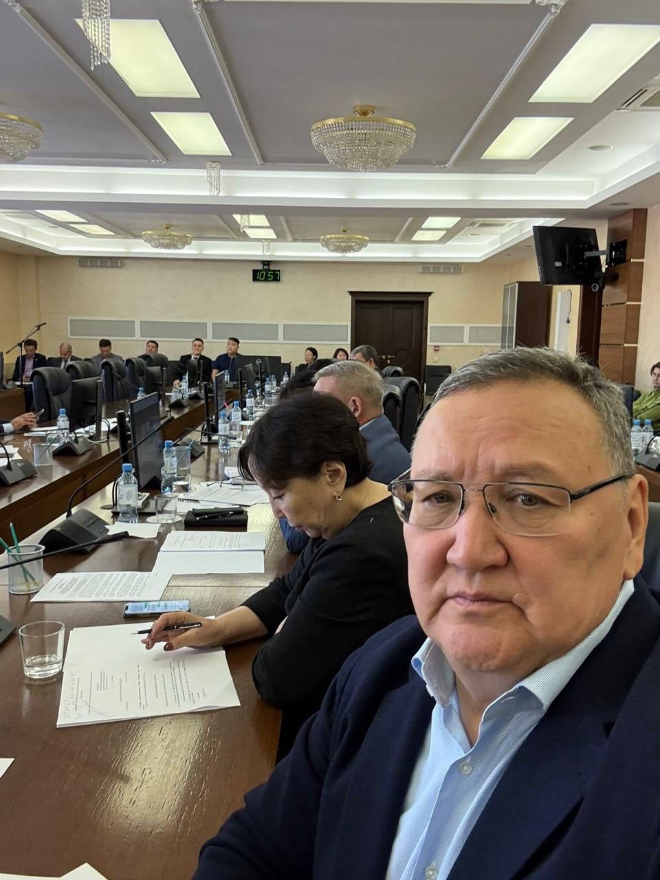 "Все больше горожан довольны жизнью в Якутске", - к такому выводу пришел депутат Виктор Федоров после доклада мэра столицы