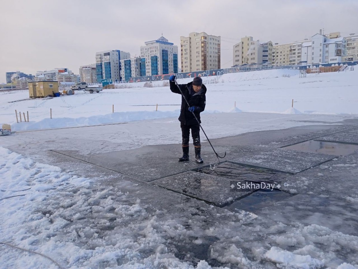 Для якутских моржей во льду прорубили «бассейн»