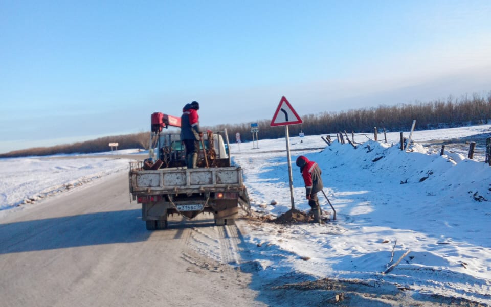 Дорожники Якутии устраивают ледовую переправу через реку Лену