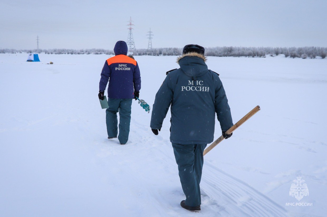 В Якутске ищут водителей-нарушителей, выехавших на лед реки Лена