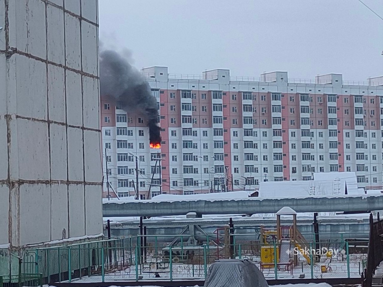 Фотофакт: В одном из домов в Якутске вспыхнул балкон