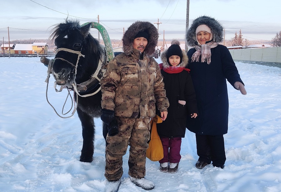 "Гараж и бензин не нужны!": Васильевы из Мегино-Кангаласского улуса ездят на работу на упряжке