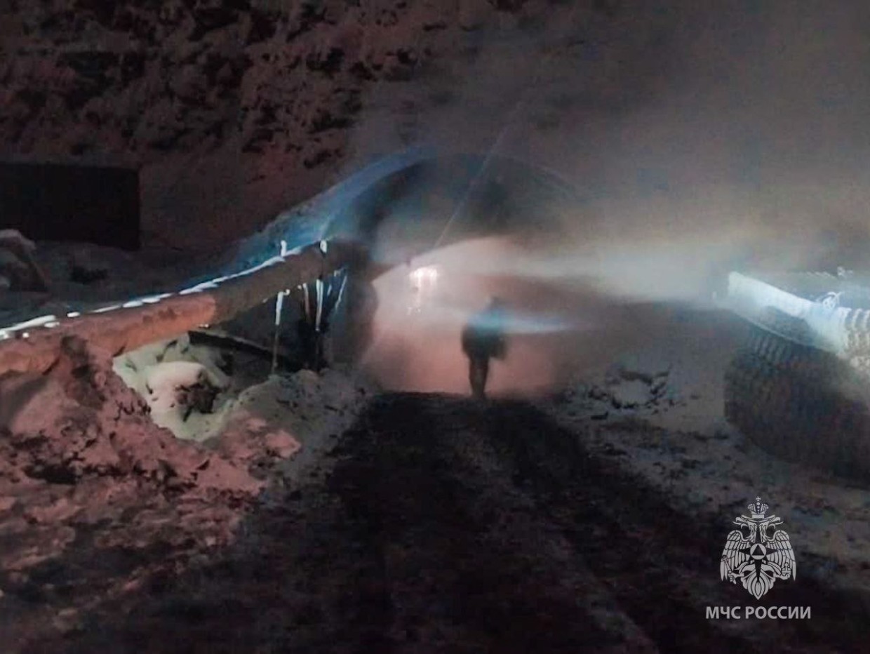 В Якутии горноспасатели извлекли из-под завалов на шахте "Инаглинская" тело мужчины