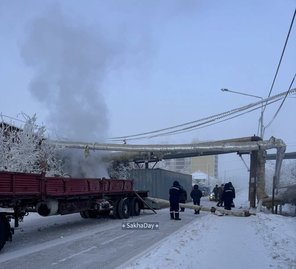 Фотофакт: В Якутске большегруз снес трубу