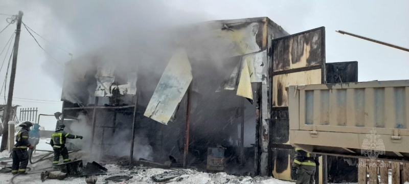 В Якутске горело 2-этажное строение и грузовой автомобиль