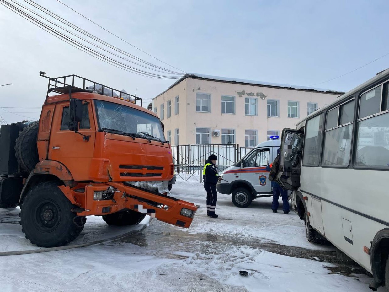 Фотофакт: В Якутске автобус столкнулся с грузовиком. 9 человек доставлены в больницу