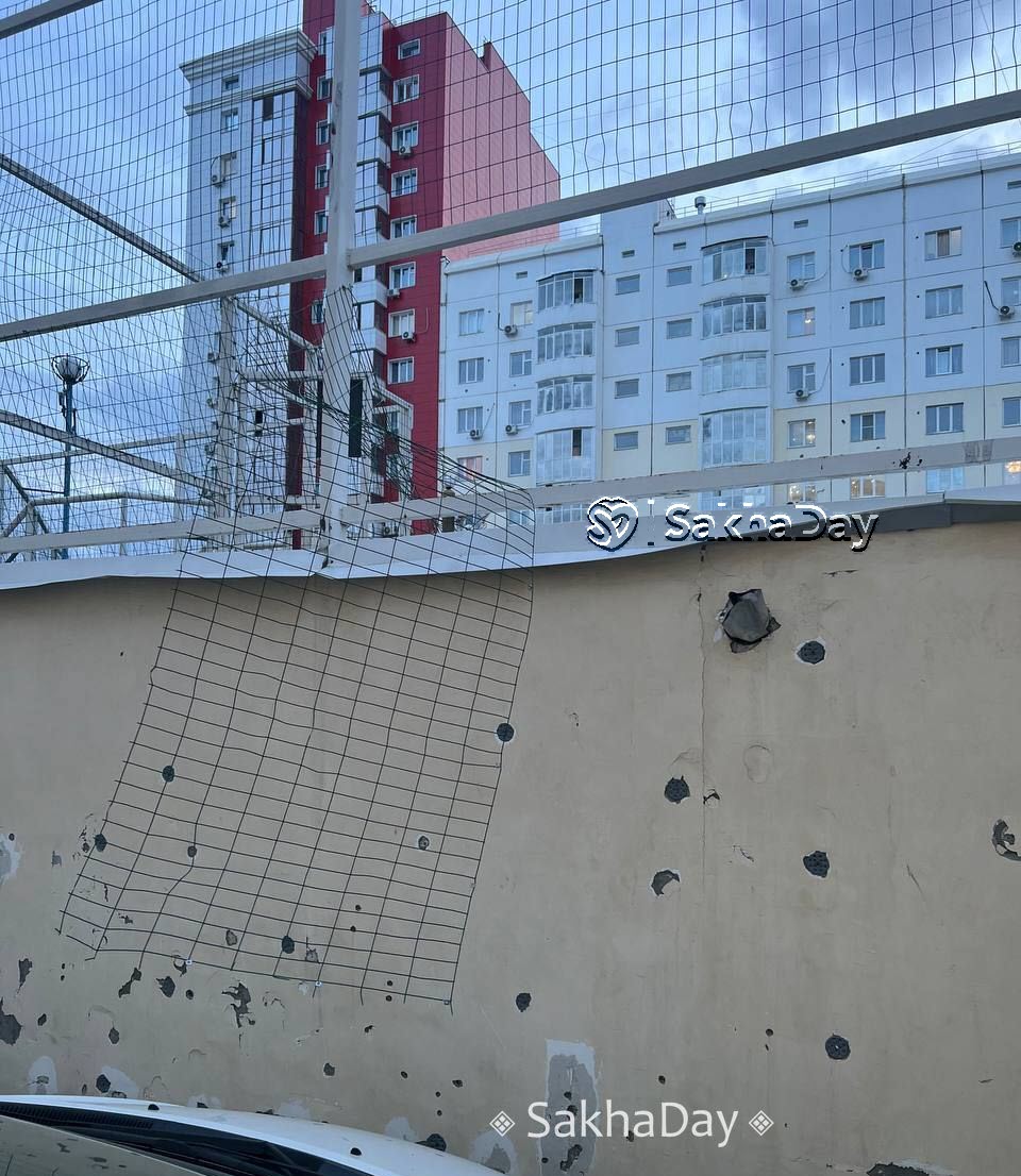 В 203-м микрорайоне ребенок упал с детской площадки из-за незакрепленного ограждения