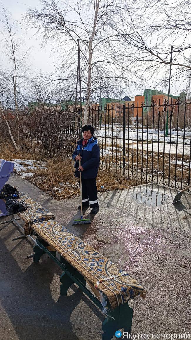 Жительницу Якутска Тамару Торокову, сажающую цветы в Якутске, наградили знаком отличия