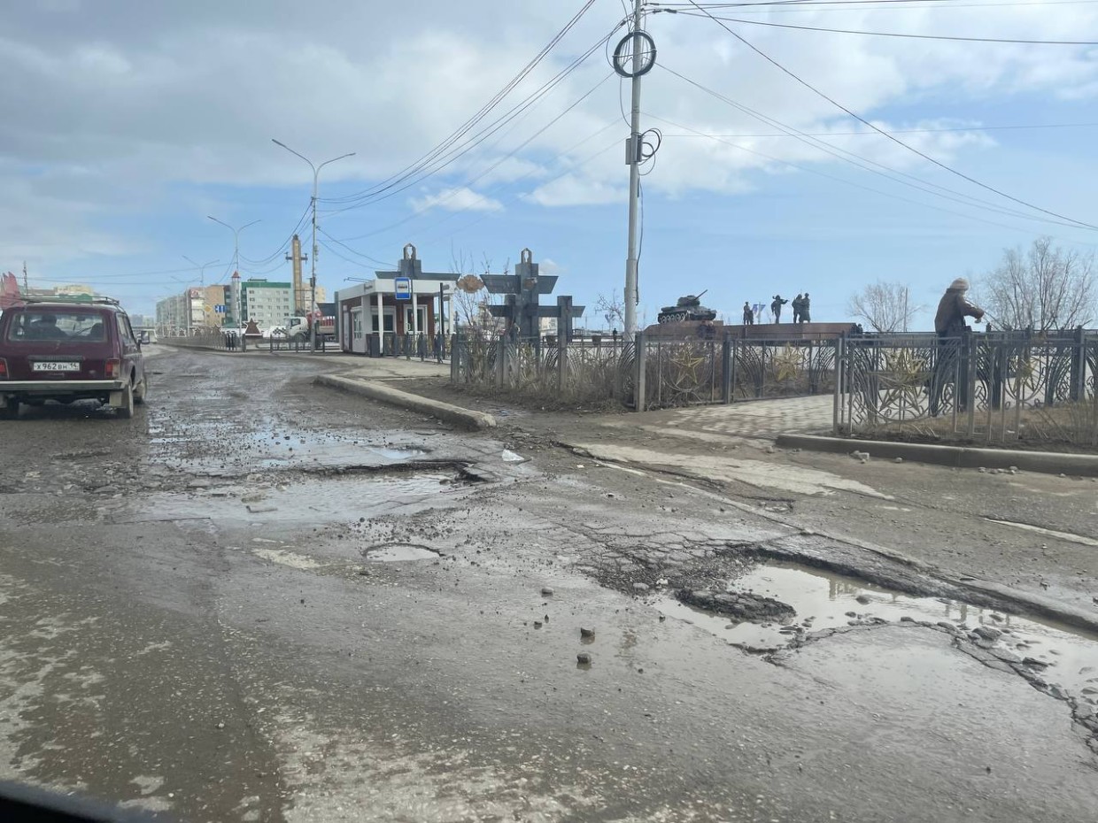 В мэрии Якутска пообещали подлатать дорогу, прилегающую к Площади Победы