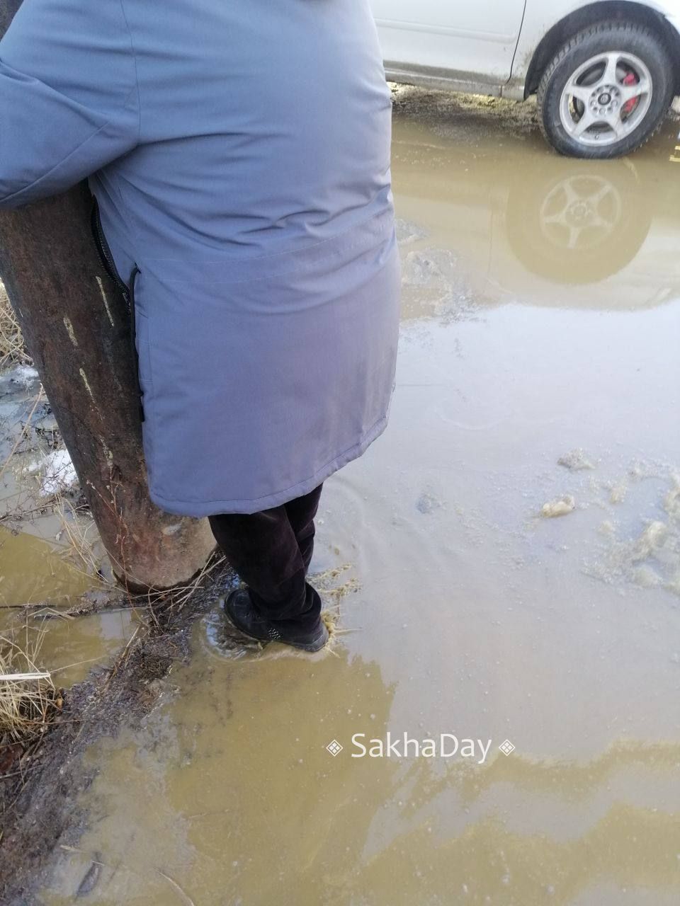 «Лужи - это романтика»: Жители Якутска обсуждают в соцсетях лужи и вспоминают детство на плотах