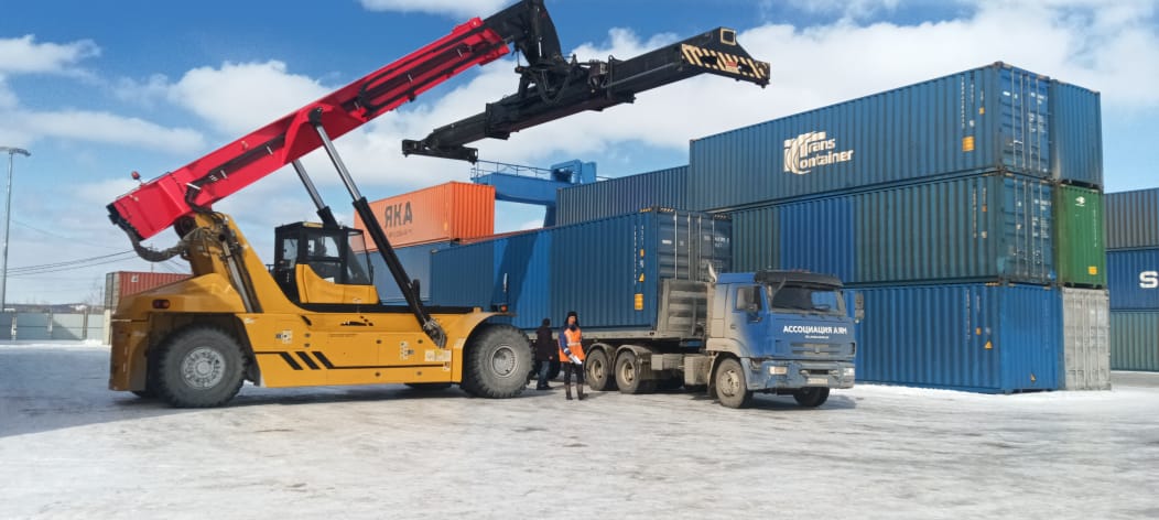 Завершающий зимний сезон контейнерный поезд прибыл на ст. Нижний Бестях