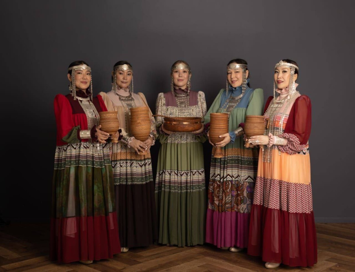 Фотофакт: Каждое платье из коллекции Льва Колесова символизирует угощение якутской кухни