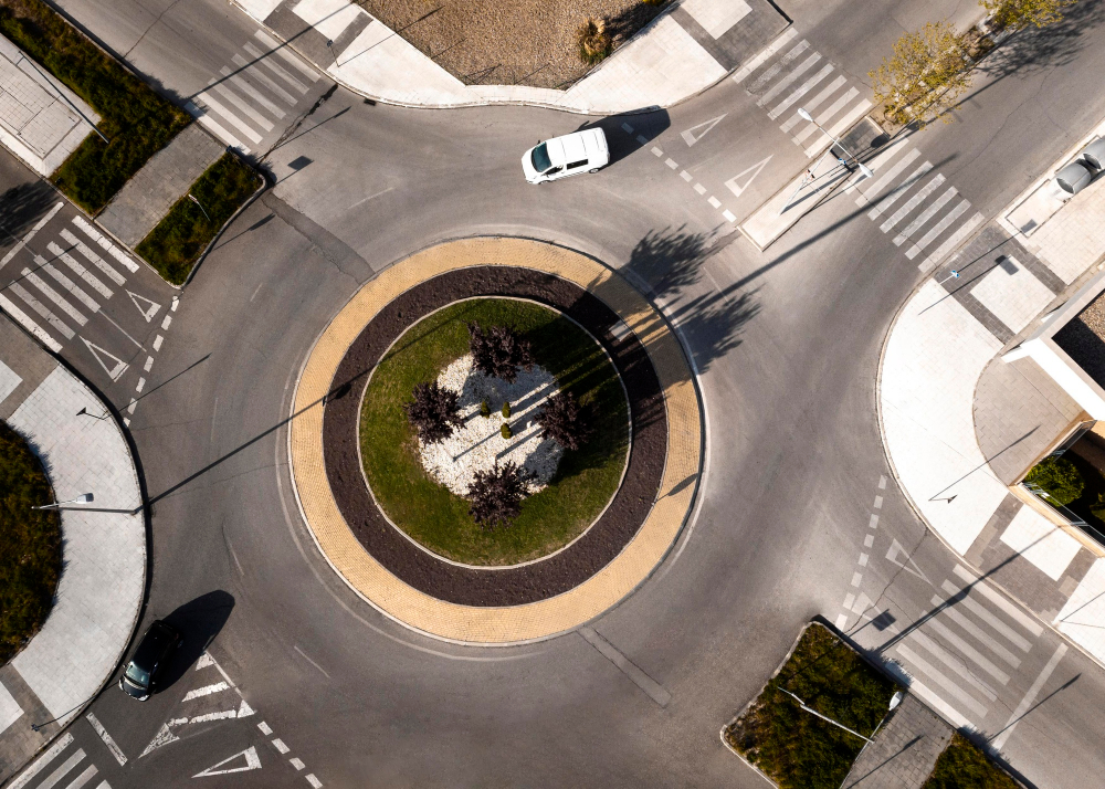 Как поворачивать и съезжать с перекрестка с круговым движением — ничего сложного: напоминаем