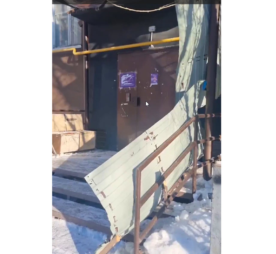 Козырек подъезда дома в Якутске рухнул под тяжестью снега. Чудом никто не пострадал