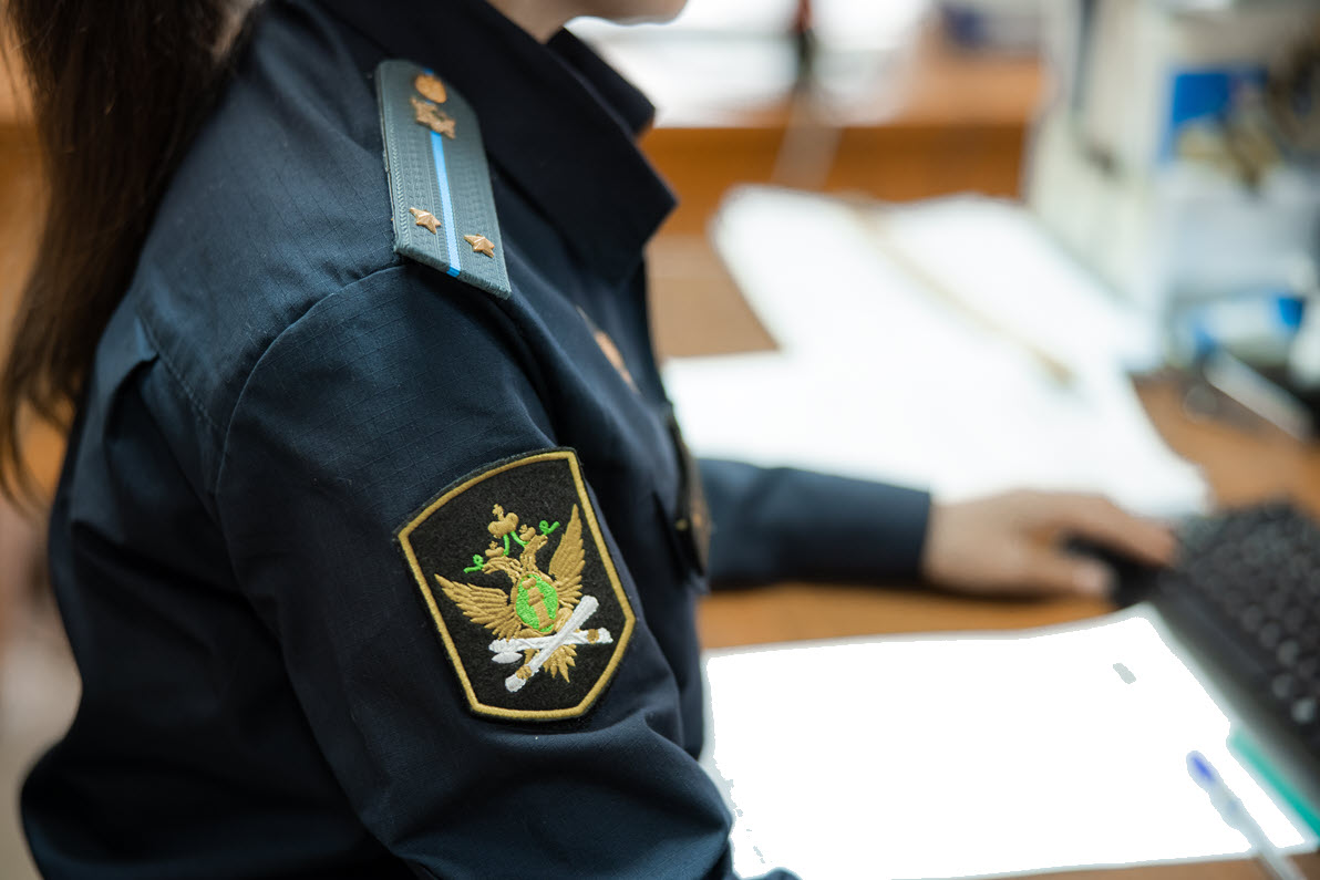 Должница по алиментам пряталась под одеялом