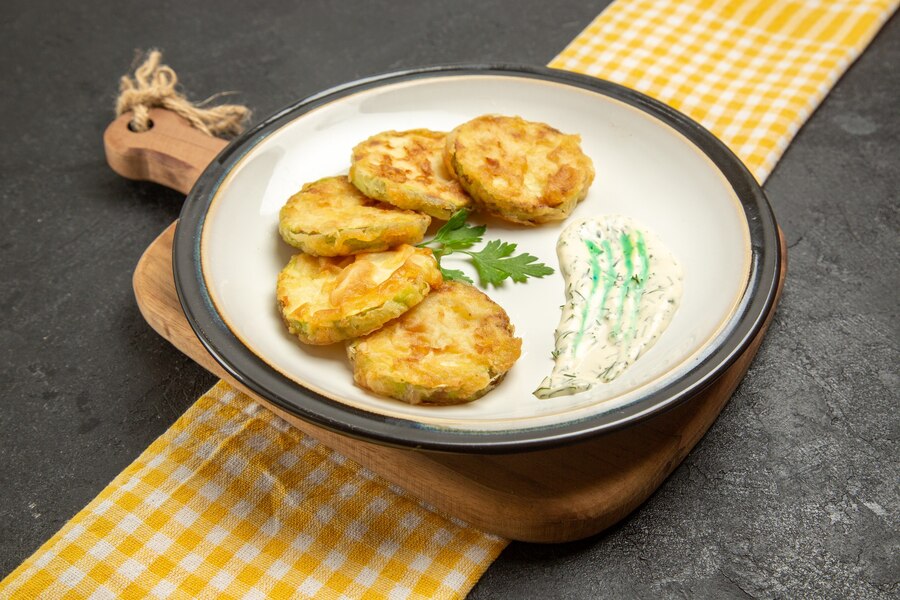 Жареные кабачки с вкуснейшим соусом: вы забудете про майонез навсегда — огуречный соус стал новым фаворитом