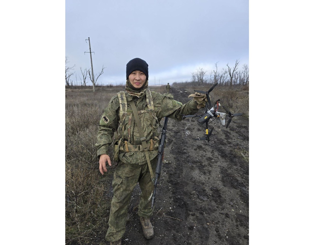 Министр молодежи Якутии делает первые шаги на протезе после ранения