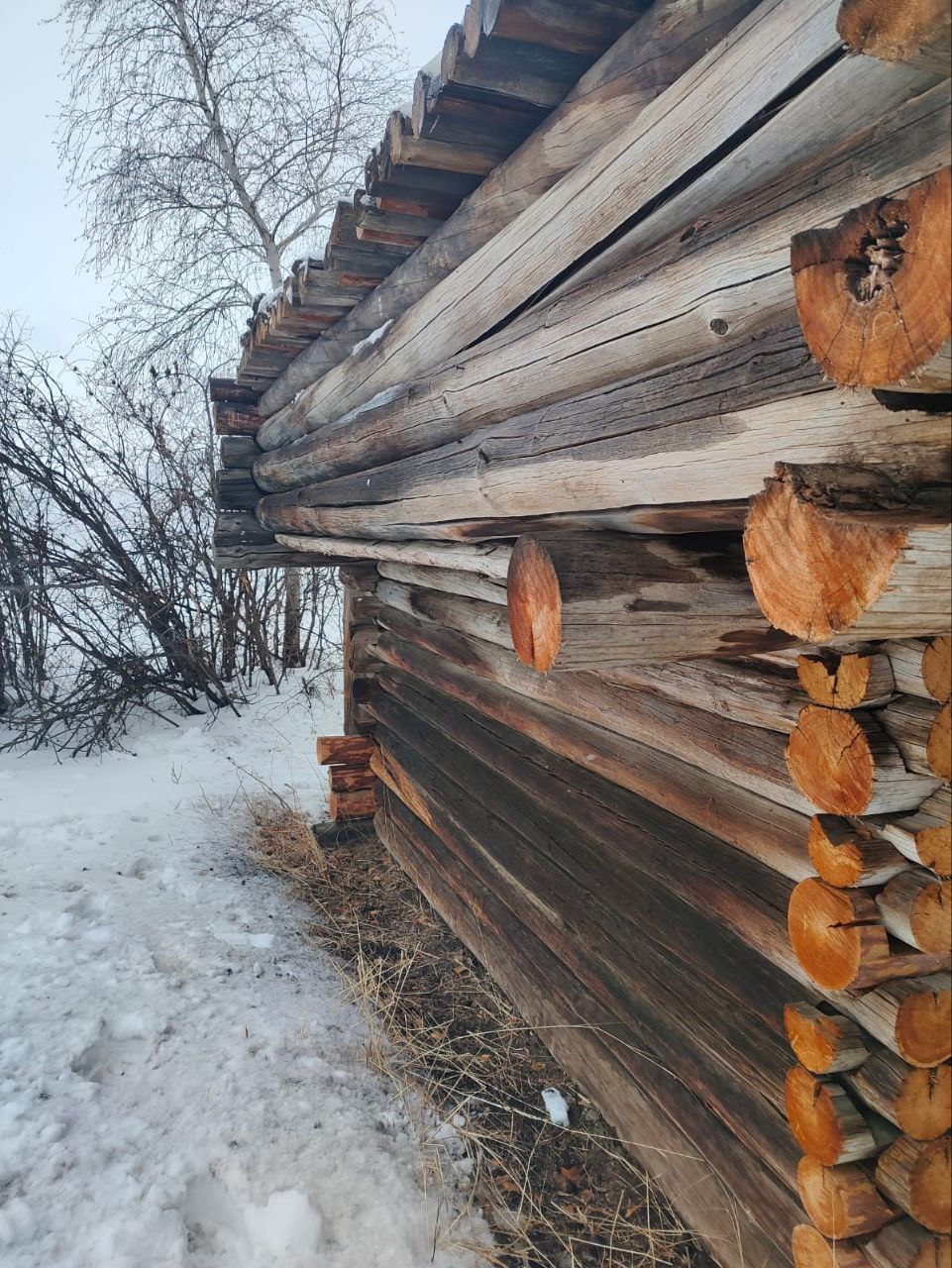 Фотофакт: "Горе-реставраторы испортили уникальный якутский амбар"
