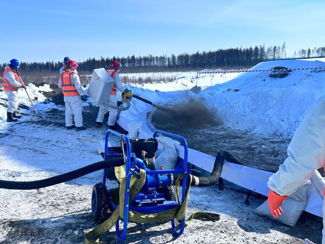 На Среднеколымской нефтебазе проведены учения по локализации и ликвидации аварийного разлива нефтепродуктов