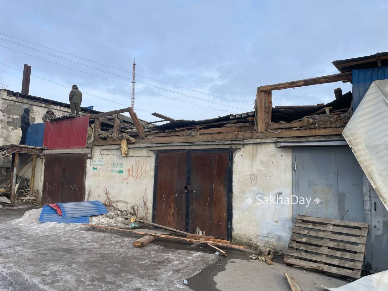 Беспредел в Якутске: неизвестные сносят крыши гаражей