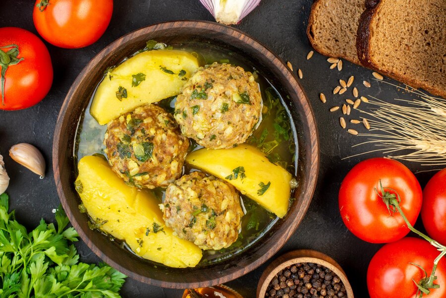 Простой и вкусный рецепт котлет: приготовьте их в нежном сметанном соусе — семья попросит добавки