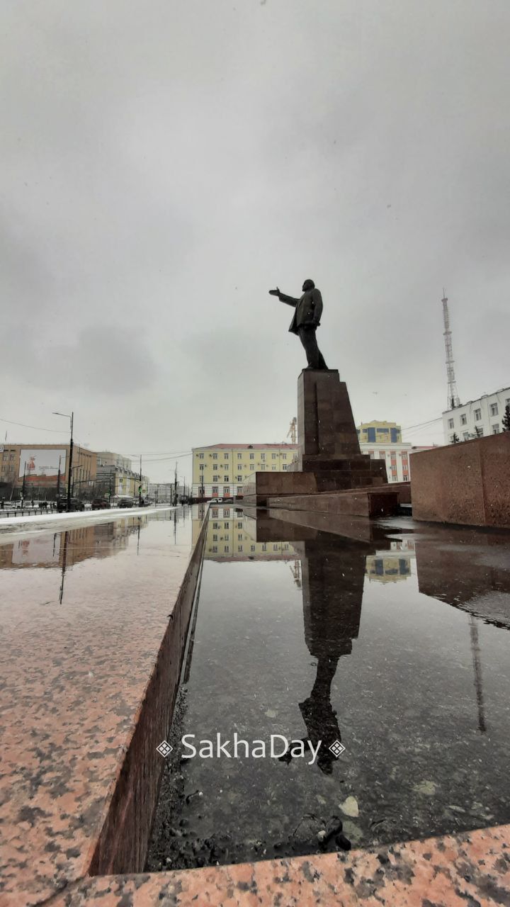 Ленин в отражении: центральная площадь Якутска утонула в лужах в день юбилея вождя
