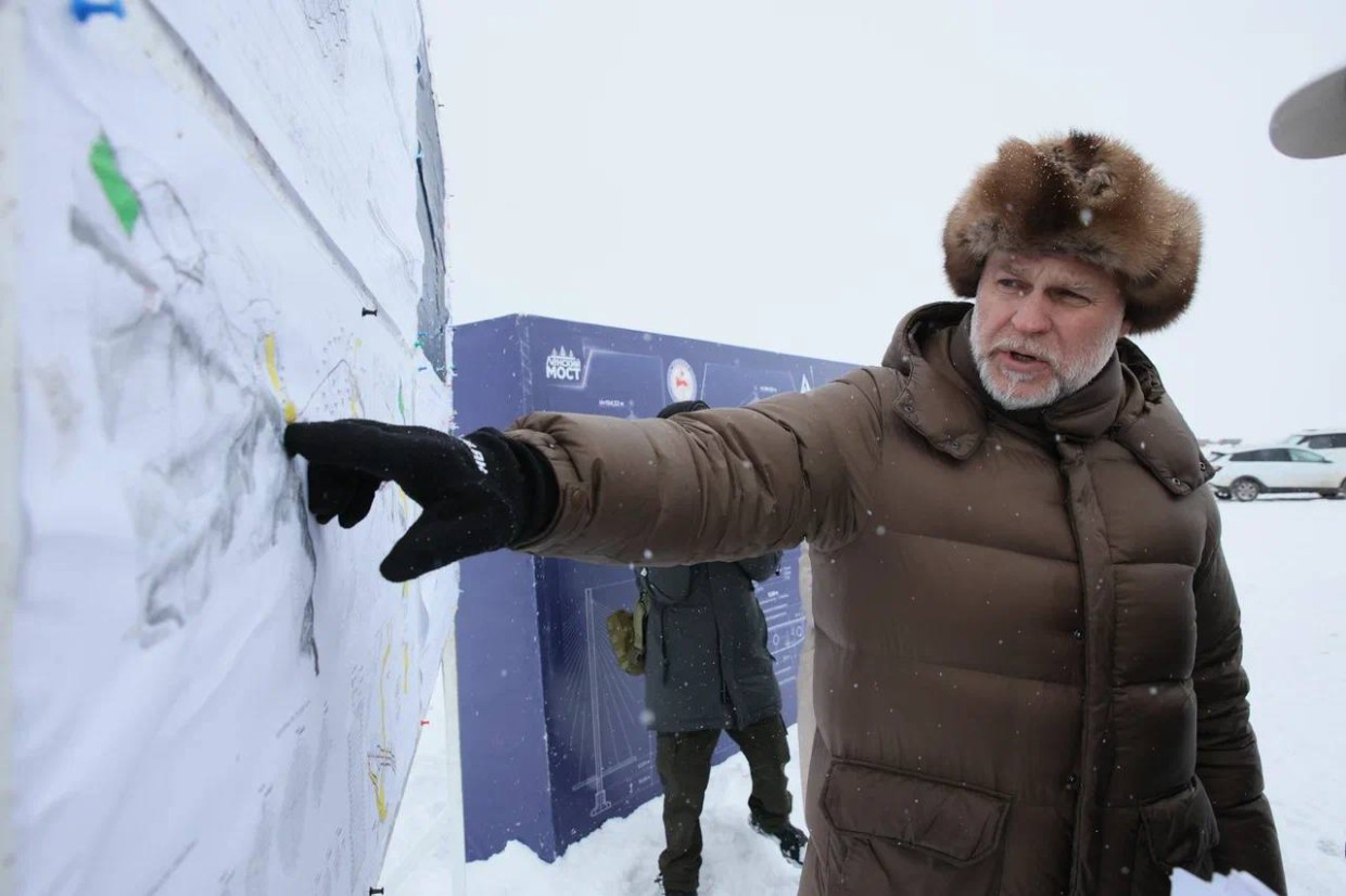 Председатель правительства Якутии Бычков проверил строительство моста через Лену