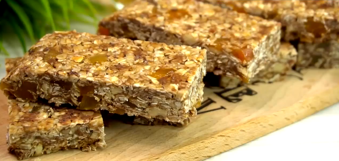 Как сделать из овсяных хлопьев полезные и вкусные батончики к чаю: получится вкуснее, чем батончики из магазина — справится даже ребенок