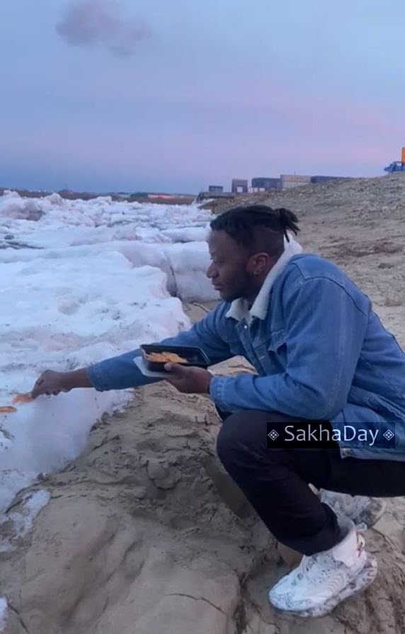 Студента из Африки впечатлил ледоход на реке Лена