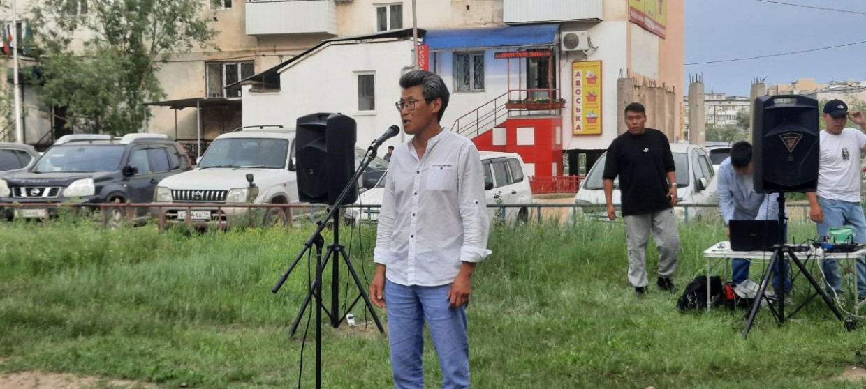 «На 40 тысяч жителей – 7 дворников»: Глава Управы Якутска объяснил, почему посоветовал блогеру убирать мусор