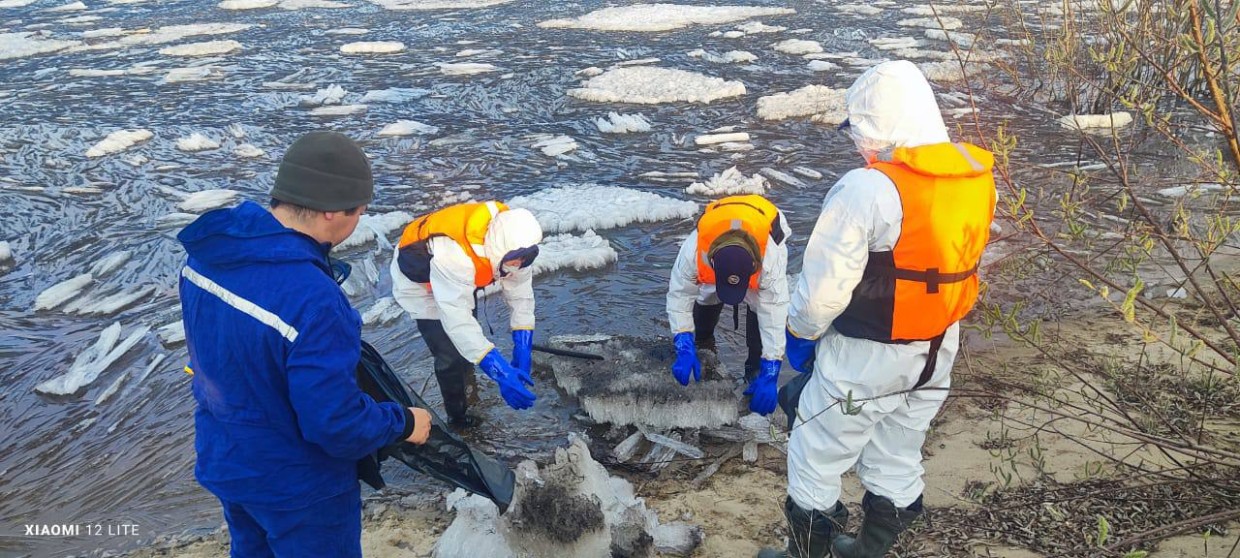 На месте разлива нефтепродукта в 203-м мкр районе работают спасатели