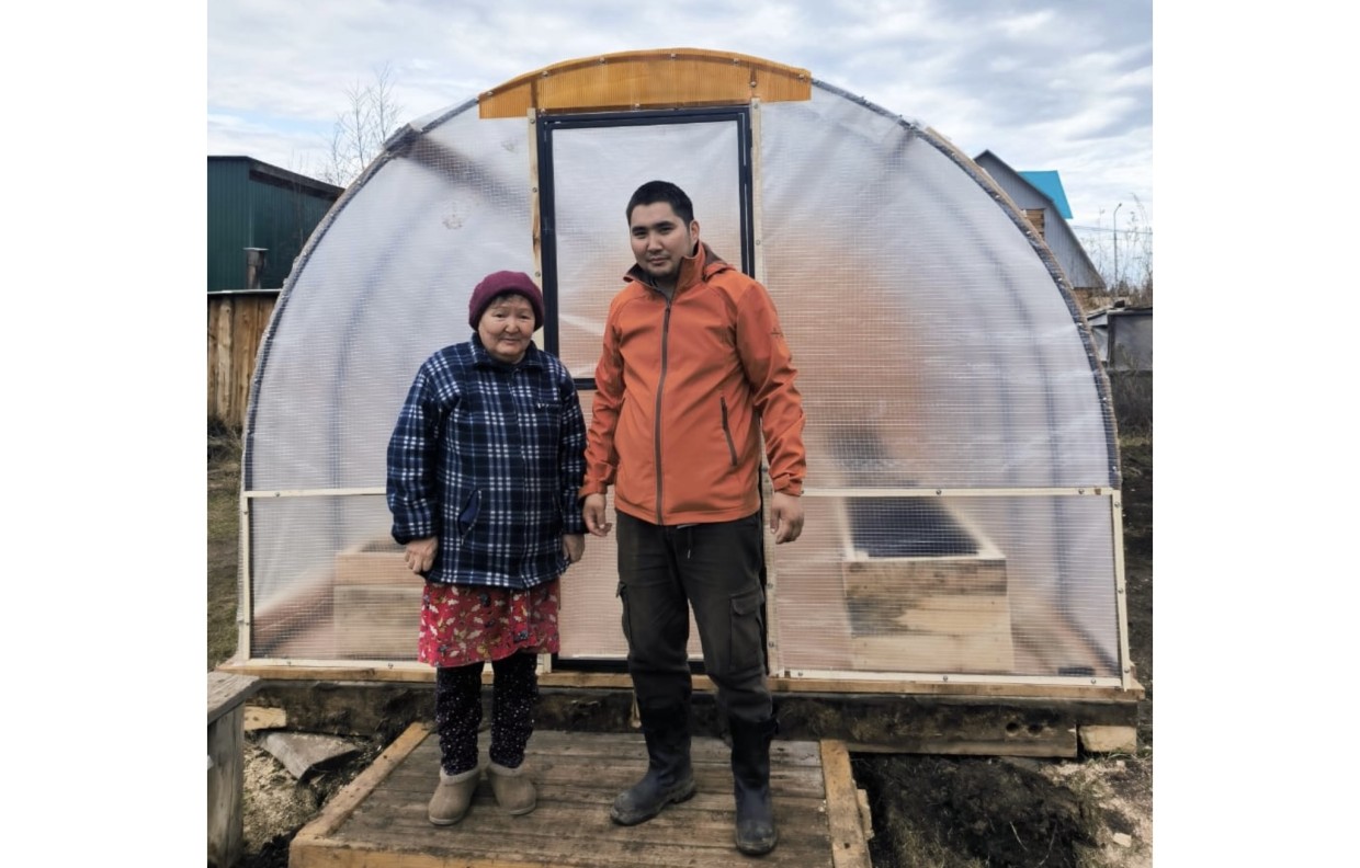 Работники Сунтарского ЖКХ пришли на помощь ветерану