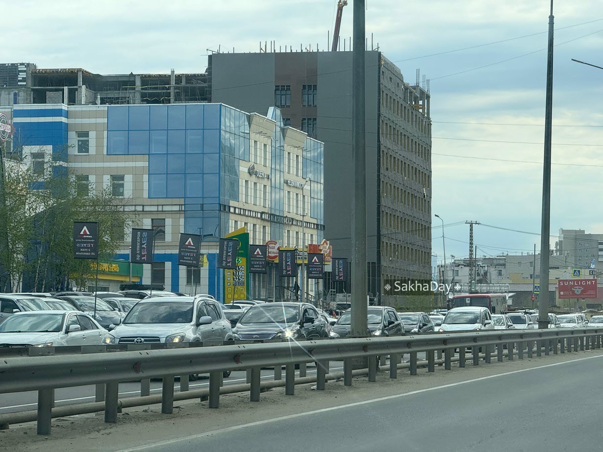В мэрии Якутска принесли извинения за вчерашние пробки и пообещали проводить работы ночью
