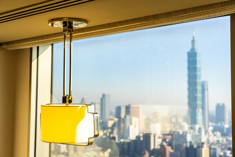 Вы передумаете его устанавливать — натяжной потолок не такой уж и замечательный: объясняем, почему