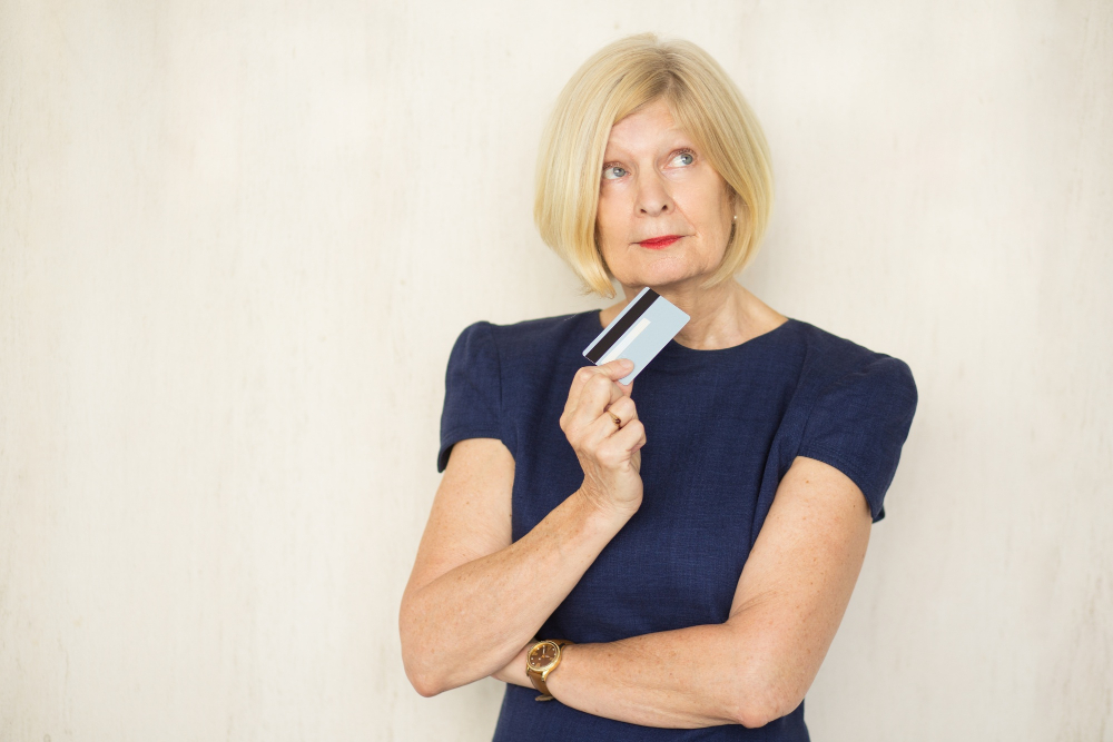 Эти ошибки в гардеробе делают из вас «тётку»: на что обратить внимание, чтобы не выглядеть старше своих лет — советы стилиста