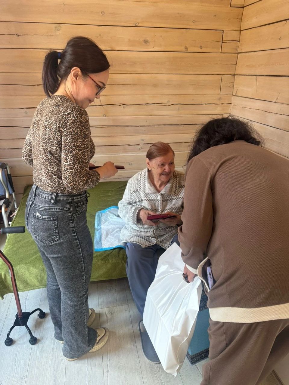 Ветерану сельского хозяйства Якутии привезли подарок из Управы Сайсарского округа