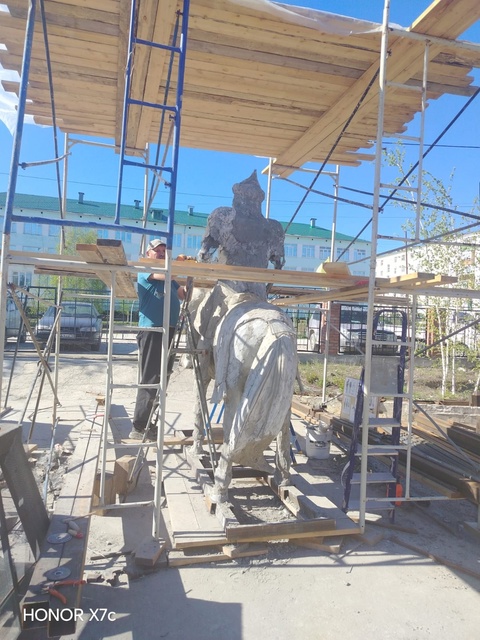 Фотофакт: В Покровске создают скульптуру Тыгын Дархана