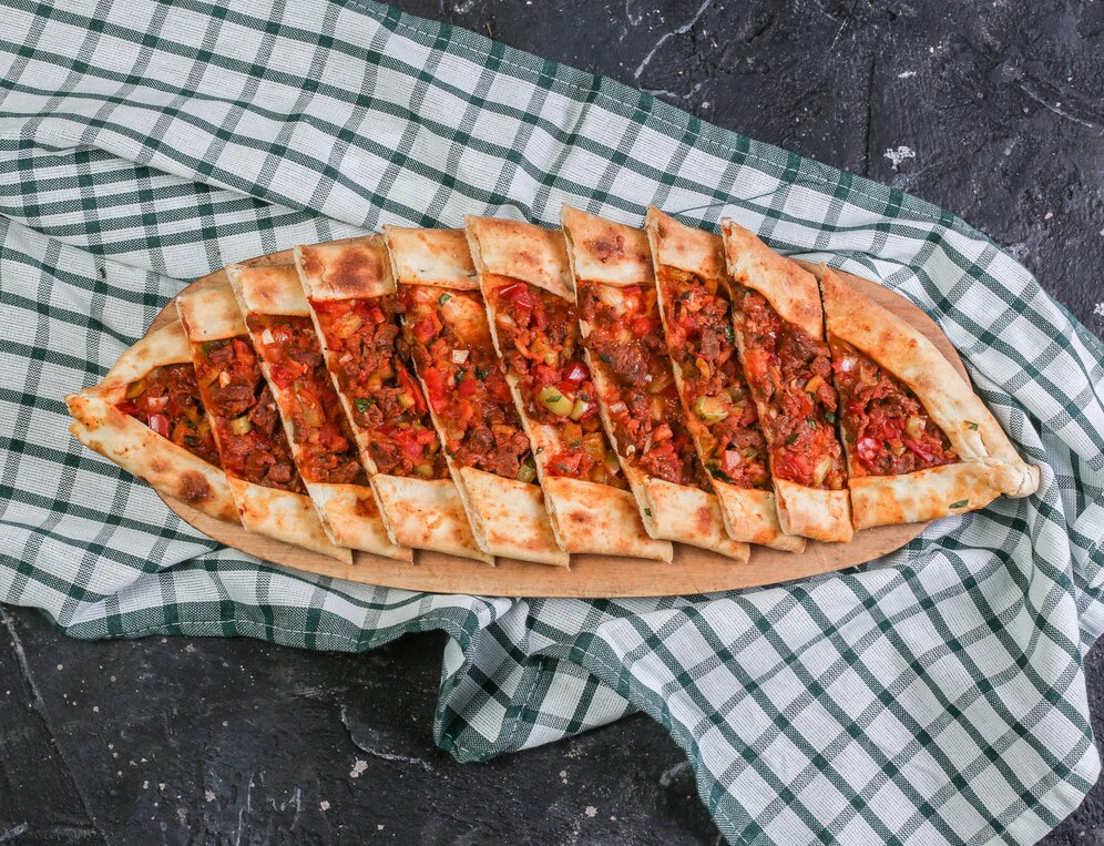 Простое тесто без яиц и ароматный фарш: готовим пиде по-турецки — никто не сможет отрваться