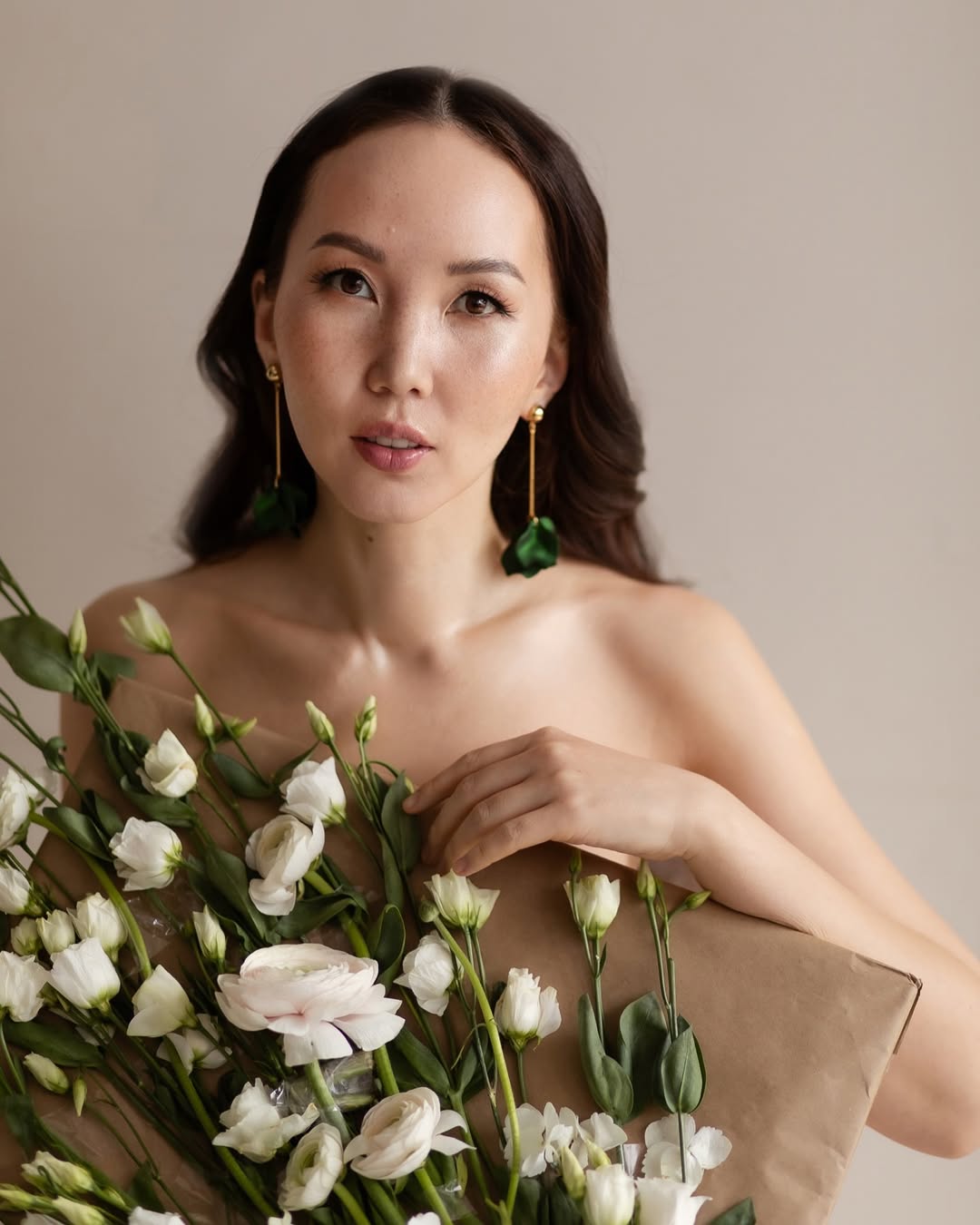 Цветы вместо платья. Якутян поразили откровенные фото жены сенатора из Якутии