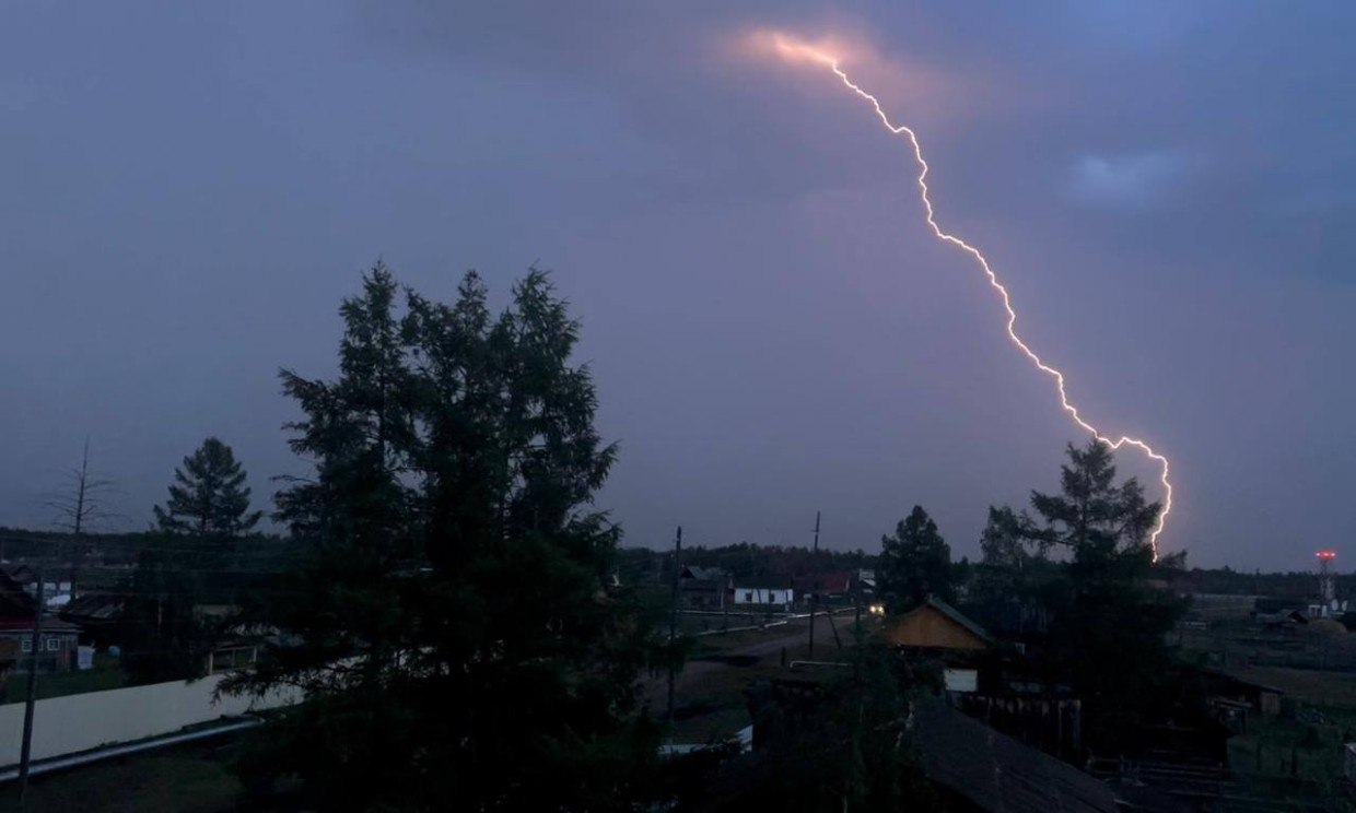 Дожди, ветер и грозы: жителей Якутии просят соблюдать осторожность