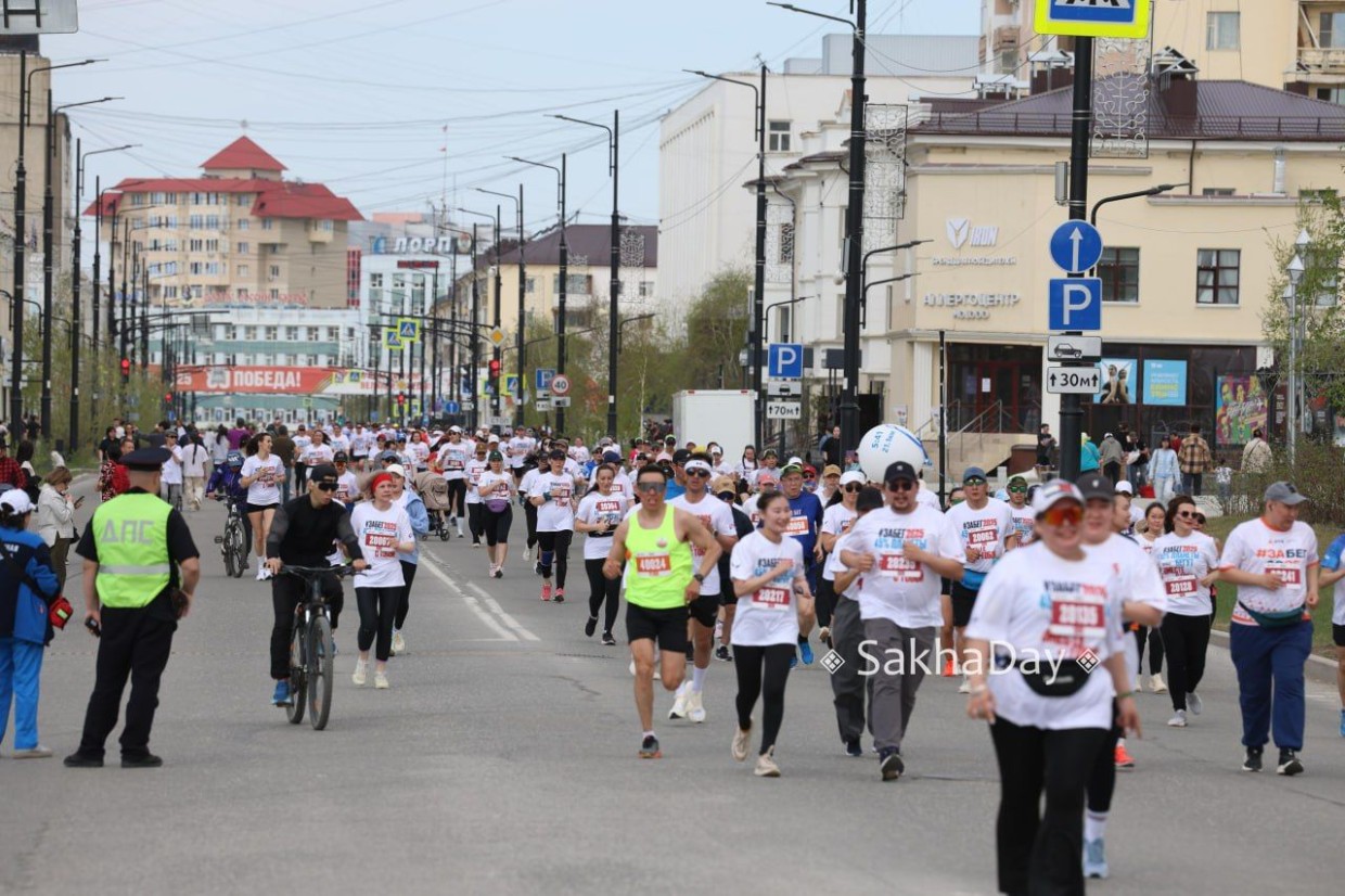 Сегодня Якутск пробежал вместе со всей страной. Кто из известных людей участвовал в полумарафоне «Забег.РФ»?