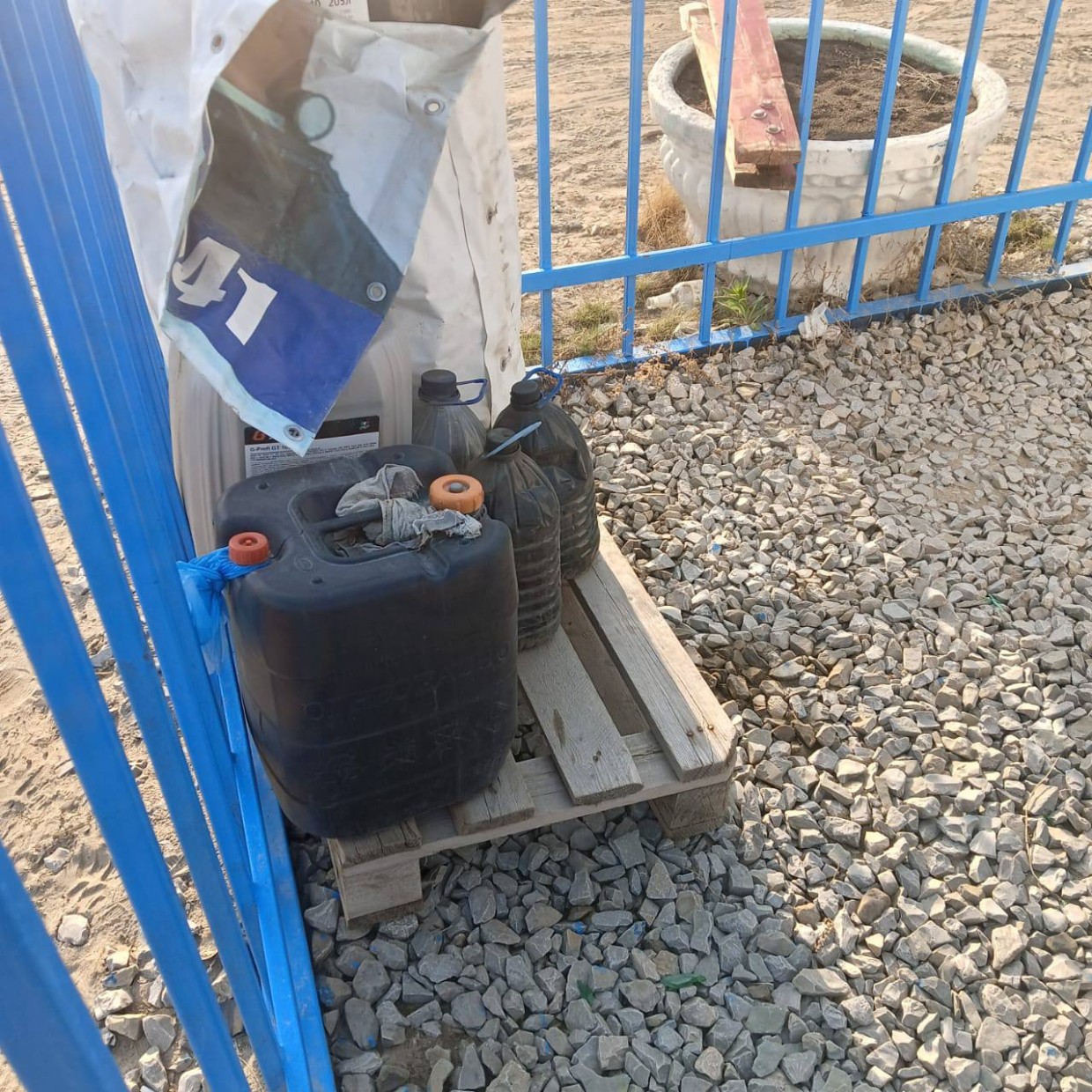 На территории "Ленатурфлота" обнаружены емкости с веществом, похожим на нефтепродукты