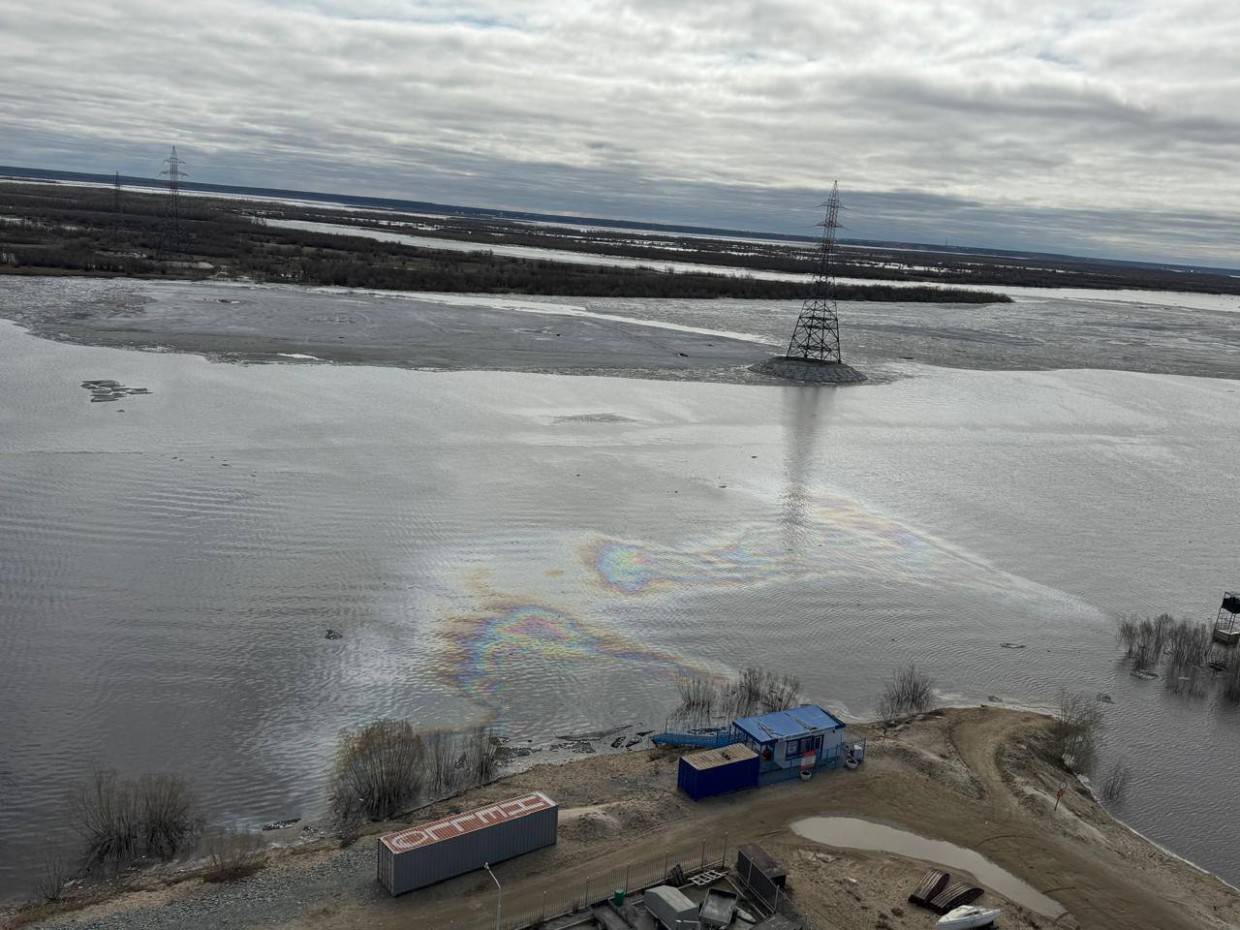 На реке Лене в черте Якутска обнаружены пятна нефтепродуктов