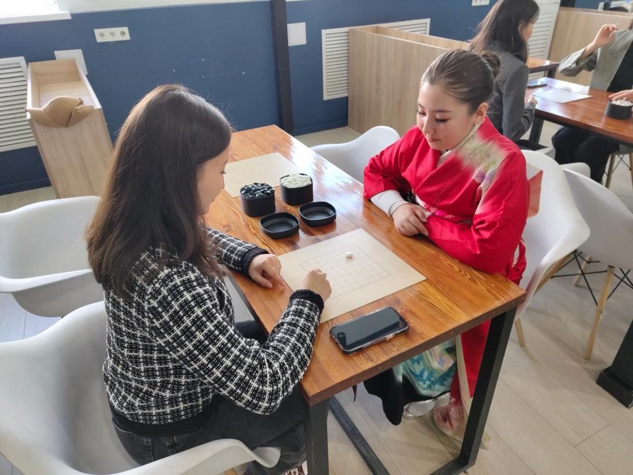 Якутские студенты знакомятся с игрой го при поддержке АЭБ